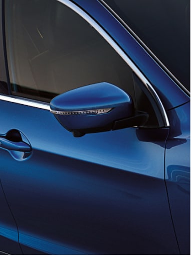 2023 Nissan Qashqai showing side view mirror with LED turn signal indicator