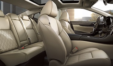 Nissan Maxima 2023 montrant les sièges luxueux en cuir matelassé.