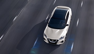 Nissan Maxima 2023 illustrant la technologie de détection de voie de Nissan Intelligent MobilityMC. 