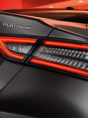 Feux arrière à DEL emblématiques de la Nissan Maxima 2023.