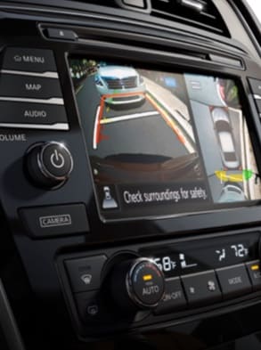 Nissan Maxima 2023 montrant l’écran tactile de l’écran de visualisation du périmètre intelligent pendant un stationnement en parallèle.