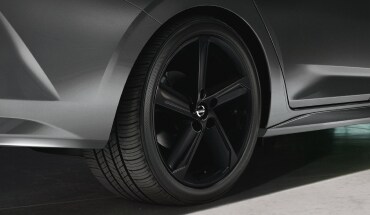 The 18-inch black alloy wheels on the 2023 Nissan Sentra Midnight Edition