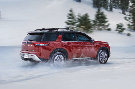 2022 Nissan Pathfinder driving in snow
