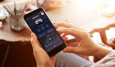 2022 Nissan Qashqai smartphone with nissanconnect app open