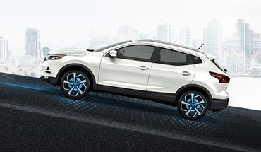 2022 Nissan Qashqai in Pearl White on a hill using hill start assist