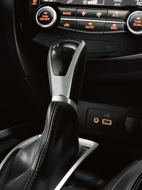 2023 Nissan Qashqai leather-wrapped shift knob
