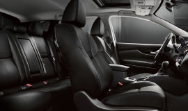 Nissan Qashqai interior side view of front and back seats