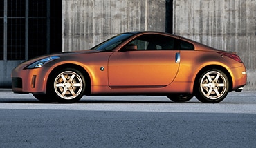 Nissan Z 350Z in orange.