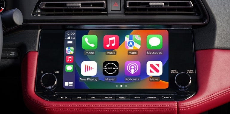 Gros plan sur le système de navigation Apple Carplay dans une Nissan Z 2024 avec intérieur rouge.