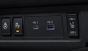 2022 Nissan Frontier USB-A and USB-C ports.
