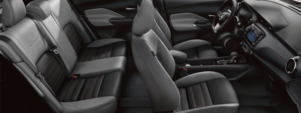 Vue intérieure des sièges avant et arrière du Nissan Kicks 2024