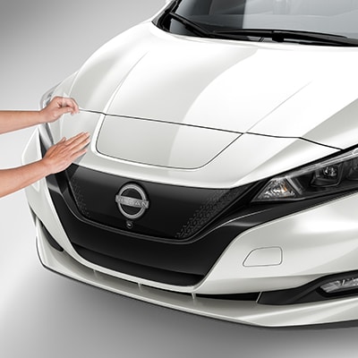 Nissan LEAF 2025 illustrée avec un protecteur de pare-chocs avant transparent