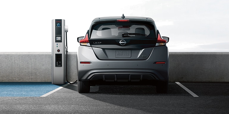 Nissan LEAF 2025 branchée à une station de recharge rapide à courant continu