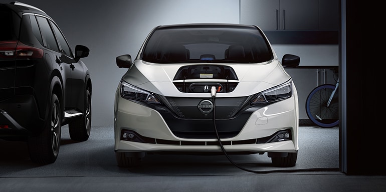 Nissan LEAF 2025 branchée à une prise de courant standard pour la recharge