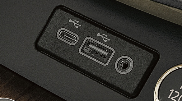2023 Nissan Murano USB-A and USB-C ports.