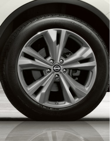 Close up of the 20 inch aluminum alloy wheels on a white 2024 Nissan Murano 