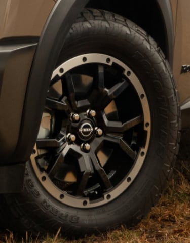 Nissan Pathfinder Rock Creek 18-inch beadlock-style wheels